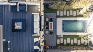 Πισίνα στο ή κοντά στο Luxury Oasis Heated Pool Rooftop Spa Fire Pits