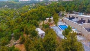 an aerial view of a house with a swimming pool at La MAISON DU VAL in Jbeil