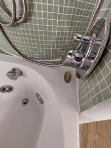 Casa nonna Gina في سان فرانشيسكو أل كامبو: حوض استحمام مع مرآة على الحائط +15 صورة