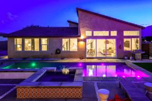 Swimmingpoolen hos eller tæt på Marbella Lane - Desert Dream PoolSpa & Games