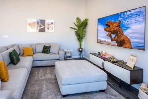 Et opholdsområde på Marbella Lane - Desert Dream PoolSpa & Games + 54 billeder