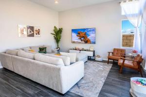 Et opholdsområde på Marbella Lane - Desert Dream PoolSpa & Games