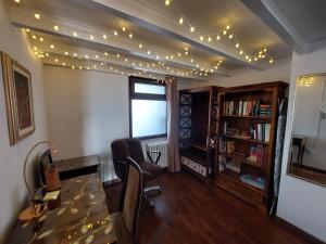 Casa nonna Gina في سان فرانشيسكو أل كامبو: غرفة بها طاولة طعام وأضواء في السقف