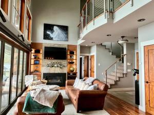 Ideal Beachfront Retreat Experience Gorgeous! في فرايداي هاربور: غرفة معيشة مع أريكة ومدفأة