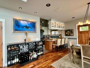 Ideal Beachfront Retreat Experience Gorgeous! في فرايداي هاربور: مطبخ مع بار مع زجاجات من النبيذ