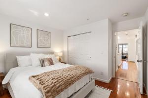 Кровать или кровати в номере Marbella Lane - Vibrant 5BR Home in Daly City