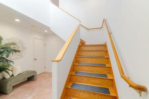 Фотография из галереи Marbella Lane - Vibrant 5BR Home in Daly City в городе Дейли-Сити