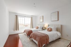Кровать или кровати в номере Marbella Lane - Vibrant 5BR Home in Daly City