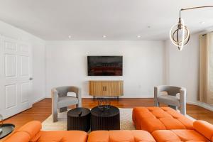 Телевизор и/или развлекательный центр в Marbella Lane - Vibrant 5BR Home in Daly City +33 фотографии