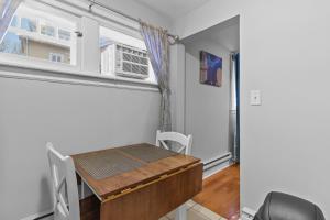 Modern Manor Studio WiFi Parking في سانت جون: غرفة طعام صغيرة مع طاولة ونافذة