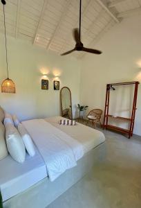 Una cama o camas en una habitación de Māna