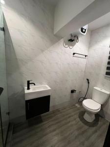 Ванная комната в Luxury & Chic Apartment in Anthony, Maryland, Lagos, 7 mins from Ikeja Airport