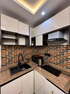 Кухня или мини-кухня в Luxury & Chic Apartment in Anthony, Maryland, Lagos, 7 mins from Ikeja Airport
