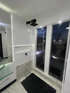 uma casa de banho com chuveiro e uma janela com vista em Casa AB em Zipaquirá mais 22 fotografias
