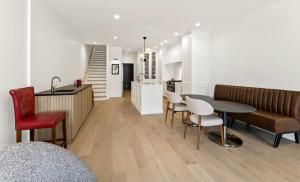 Køkken eller tekøkken på Luxury Living in downtown Grand Haven - Rooftop Deck