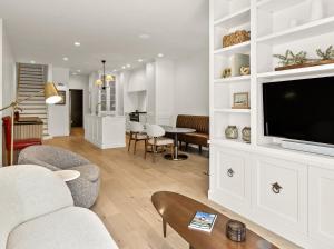 Et tv og/eller underholdning på Luxury Living in downtown Grand Haven - Rooftop Deck