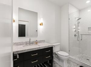 Et badeværelse på Luxury Living in downtown Grand Haven - Rooftop Deck + 22 billeder