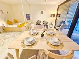 Cosy Terrace Studio close to city center-Limp11 في لوكسمبورغ: غرفة طعام مع طاولة وغرفة نوم