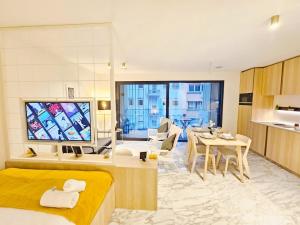 Cosy Terrace Studio close to city center-Limp11 في لوكسمبورغ: غرفة معيشة مع تلفزيون وغرفة طعام