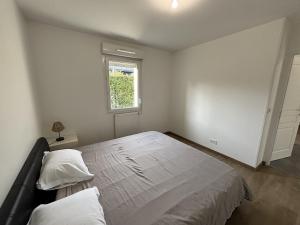 En eller flere senge i et værelse på Le Nest - 2 Parking - Terrasse - Wifi - 2 Chambres