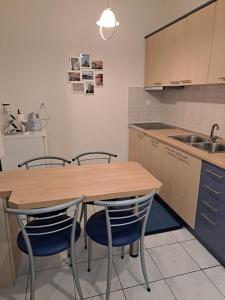 约阿尼纳Cozy Corner Melandra的厨房里有一张木桌和两把椅子。