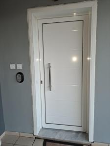 约阿尼纳Cozy Corner Melandra的一间房间的门