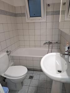 约阿尼纳Cozy Corner Melandra的浴室里有白色马桶和洗手池