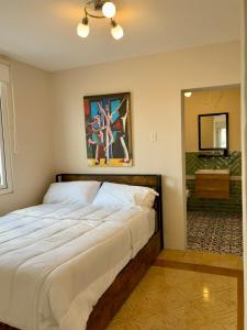 Кровать или кровати в номере Mereri downtown apartments, apartment 13C