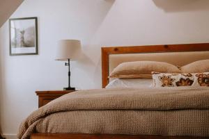 Ένα ή περισσότερα κρεβάτια σε δωμάτιο στο Kinslee Suite at The Four Daughters Inn