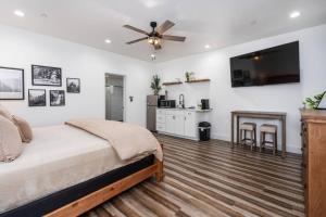 Μια τηλεόραση ή/και κέντρο ψυχαγωγίας στο Kinslee Suite at The Four Daughters Inn