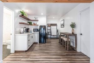 Kuchyň nebo kuchyňský kout v ubytování Emma Suite at The Four Daughters Inn