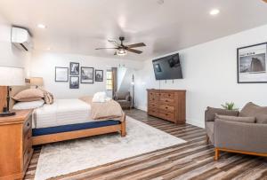 TV a/nebo společenská místnost v ubytování Emma Suite at The Four Daughters Inn