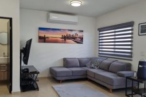 Los BledalesCasa Del Sol的带沙发和电视的客厅