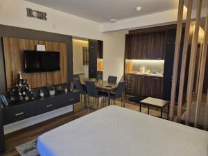 una camera d'albergo con un letto e una sala da pranzo di President Kop S9, S3 & A102 a Kopaonik