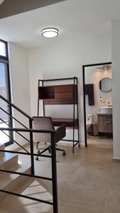 Los BledalesCasa Del Sol的客房设有椅子和带水槽的浴室 更多21张照片