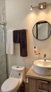 Los BledalesCasa Del Sol的浴室里有马桶、洗手池和镜子。