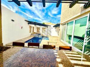 Bazén v ubytování Villa Alberca, Bar y Terraza Privada nebo v jeho okolí