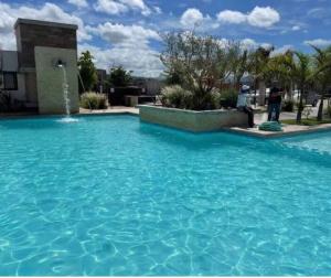 Los BledalesCasa Brisa的一个带喷泉的大型蓝色海水游泳池