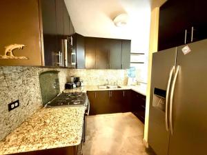 Kuchyň nebo kuchyňský kout v ubytování Villa Alberca, Bar y Terraza Privada