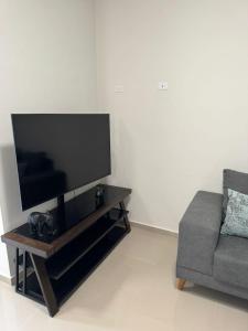 Los BledalesCasa Brisa的配有平板电视和沙发的客厅