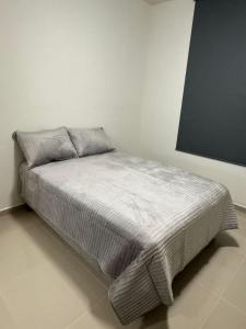 Los BledalesCasa Brisa的白色房间中的一张床位,有广告