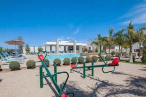 Los BledalesCasa Cielo的一个带游泳池的度假村和一个度假村