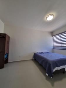 Los BledalesCasa Cielo的一间带床的卧室，位于一间有窗户的房间里 更多23张照片