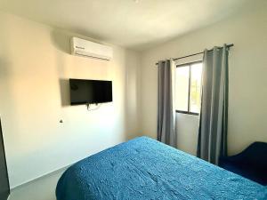 TV a/nebo společenská místnost v ubytování Cozy Modern Retreat with Pool