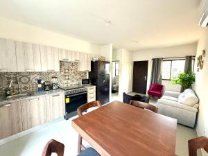 Kuchyň nebo kuchyňský kout v ubytování Cozy Modern Retreat with Pool