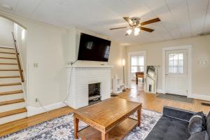 TV a/nebo společenská místnost v ubytování Near University Ave! Pet-Friendly 3BR with Foosball!
