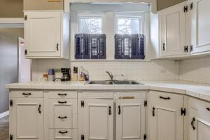 Kuchyň nebo kuchyňský kout v ubytování Near University Ave! Pet-Friendly 3BR with Foosball! + 16 fotografií