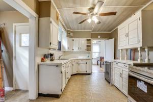 Kuchyň nebo kuchyňský kout v ubytování Near University Ave! Pet-Friendly 3BR with Foosball!