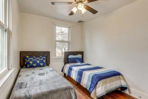 Postel nebo postele na pokoji v ubytování Near University Ave! Pet-Friendly 3BR with Foosball!