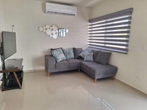 Los BledalesCasa Nopal的客厅里有一张沙发和一台电视